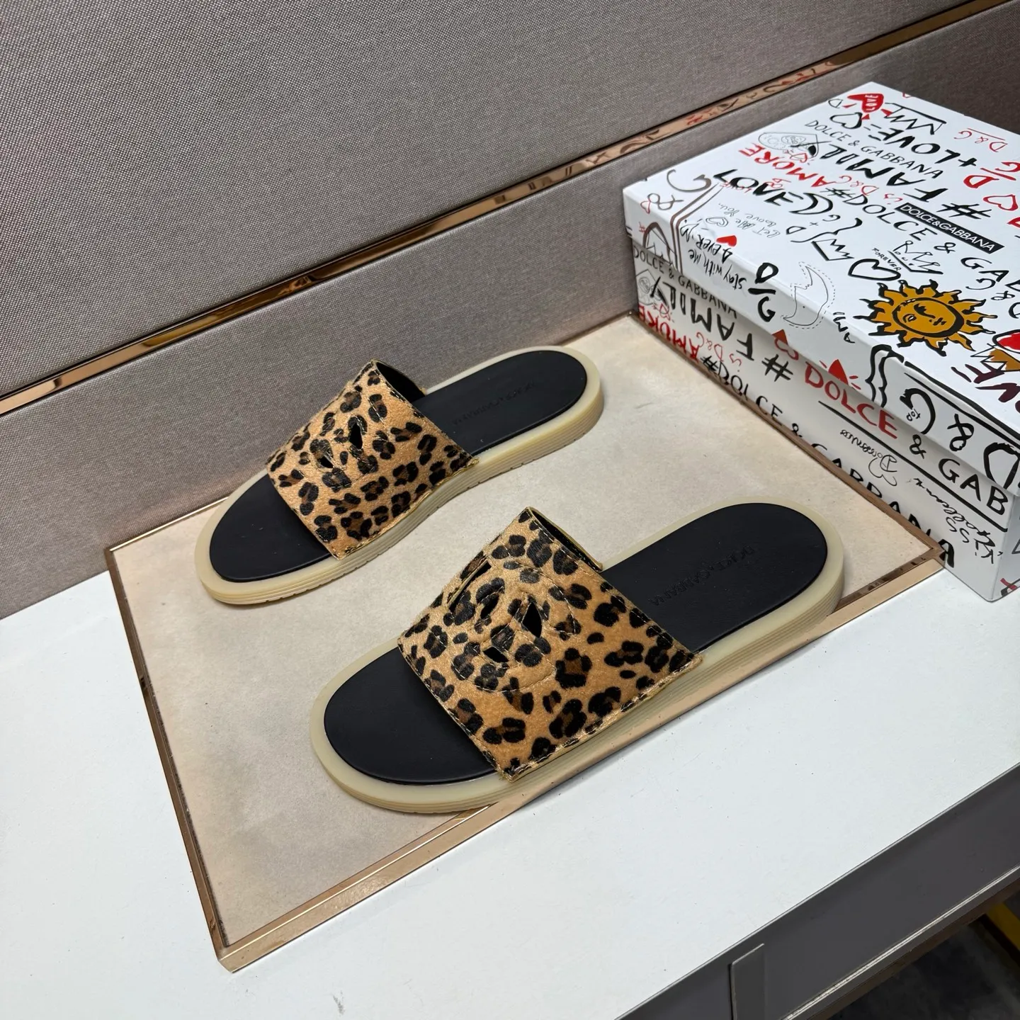 Men's men's shoes 💰pp280【DG～】Men's casual slippers 2025z cabinet sales simultaneously 🔶Size: 38-44 #️⃣ 🔷1 color🔜The upper is made of multi-material splicing ➕Genuine leather lining, comfortable and breathable, sole: original comfortable and wear-resistant outsole, ⚠️real thing📱photographed🎬real thing is better📢📢📢